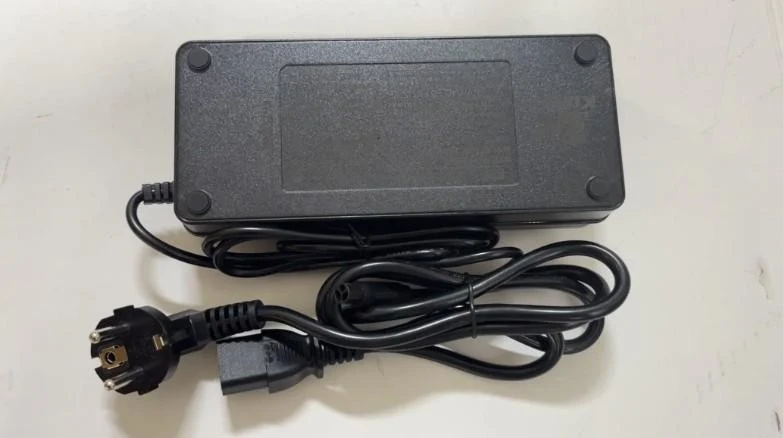 Carica batteria 58.8V 3A per Monopattino Elettrico KuKirin G2 Master (Versione B)