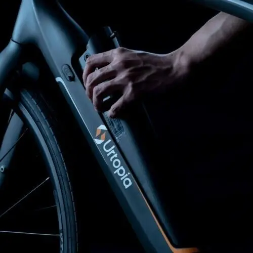 URTOPIA Bicicletta Elettrica | CITY BIKE | Eco 130km - Comfort 80 km - Sport 50 km | BATTERIA Samsung 360Wh | FRENI A disco idraulici a doppio pistone | PNEUMATICI Kenda K West 700