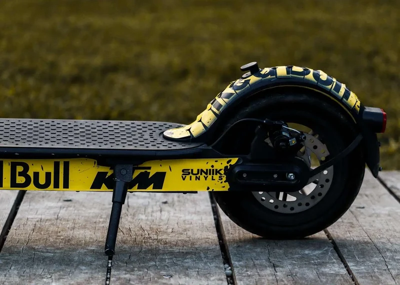 ADESIVI RedBull (GIALLO) per personalizzare il tuo monopattino XIAOMI o simili