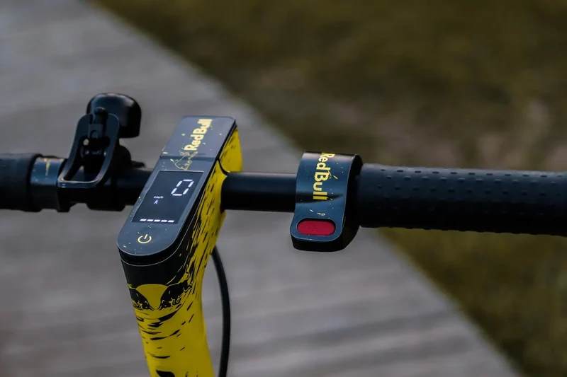 ADESIVI RedBull (GIALLO) per personalizzare il tuo monopattino XIAOMI o simili
