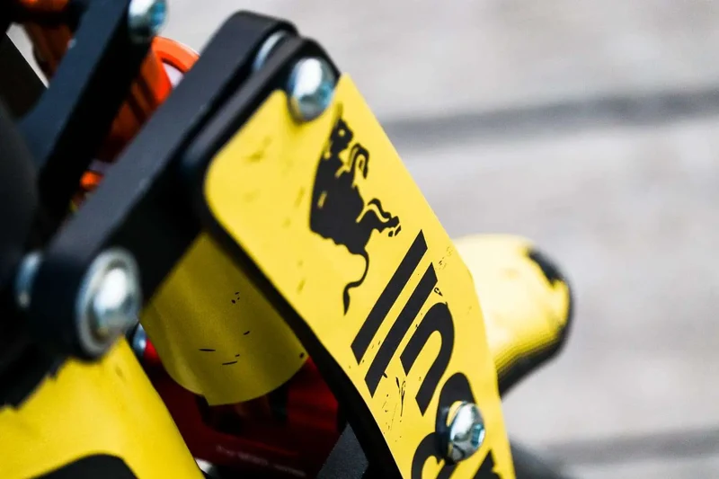 ADESIVI RedBull (GIALLO) per personalizzare il tuo monopattino XIAOMI o simili