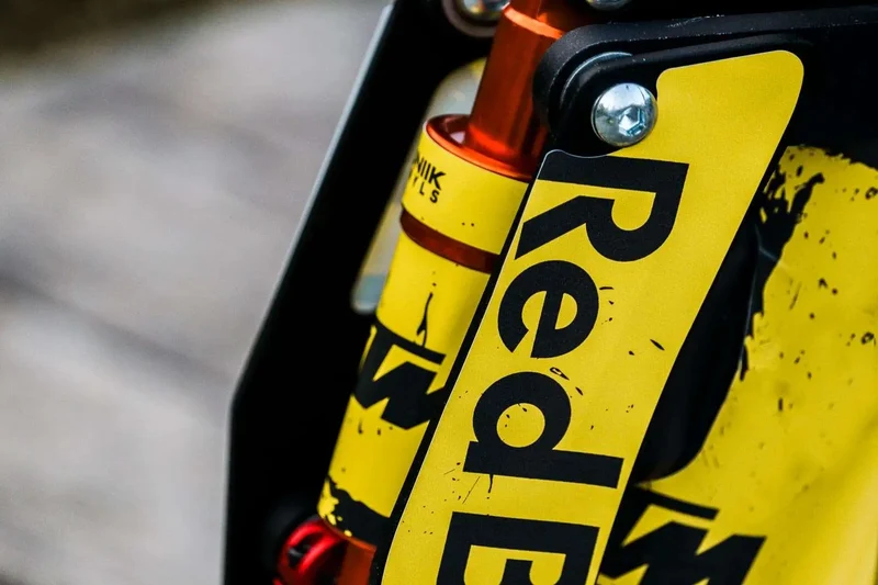 ADESIVI RedBull (GIALLO) per personalizzare il tuo monopattino XIAOMI o simili