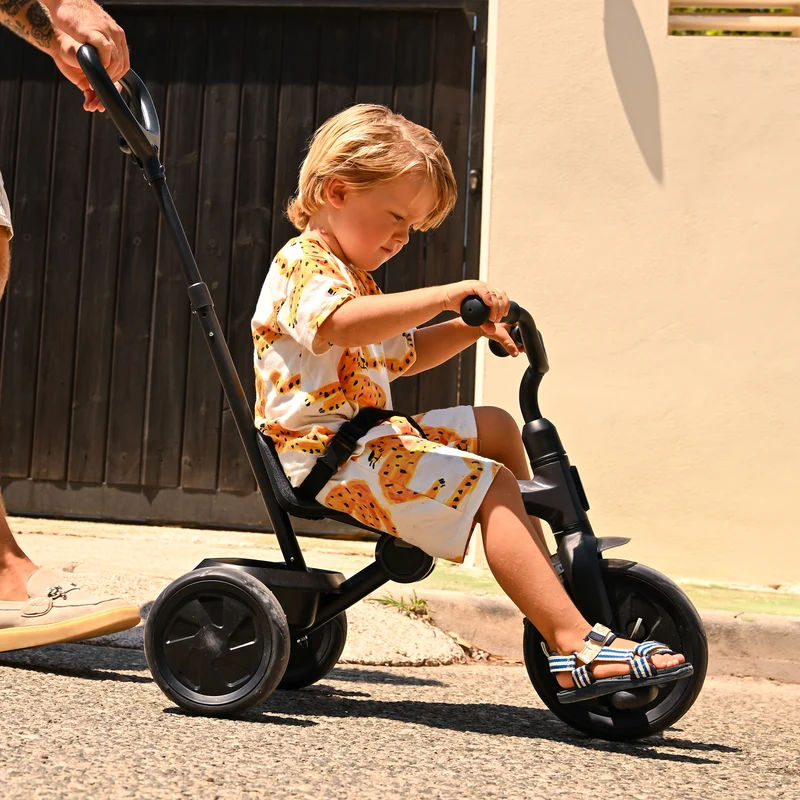 Triciclo Drifter con maniglione Nero