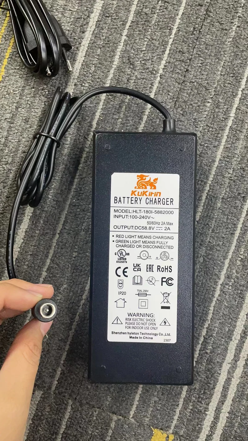 Caricabatterie G3 Pro - Versione A (spina con foro singolo)