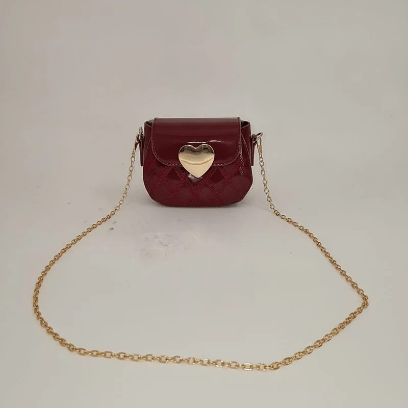 Borsetta lucida con cuore metallico - Rosso