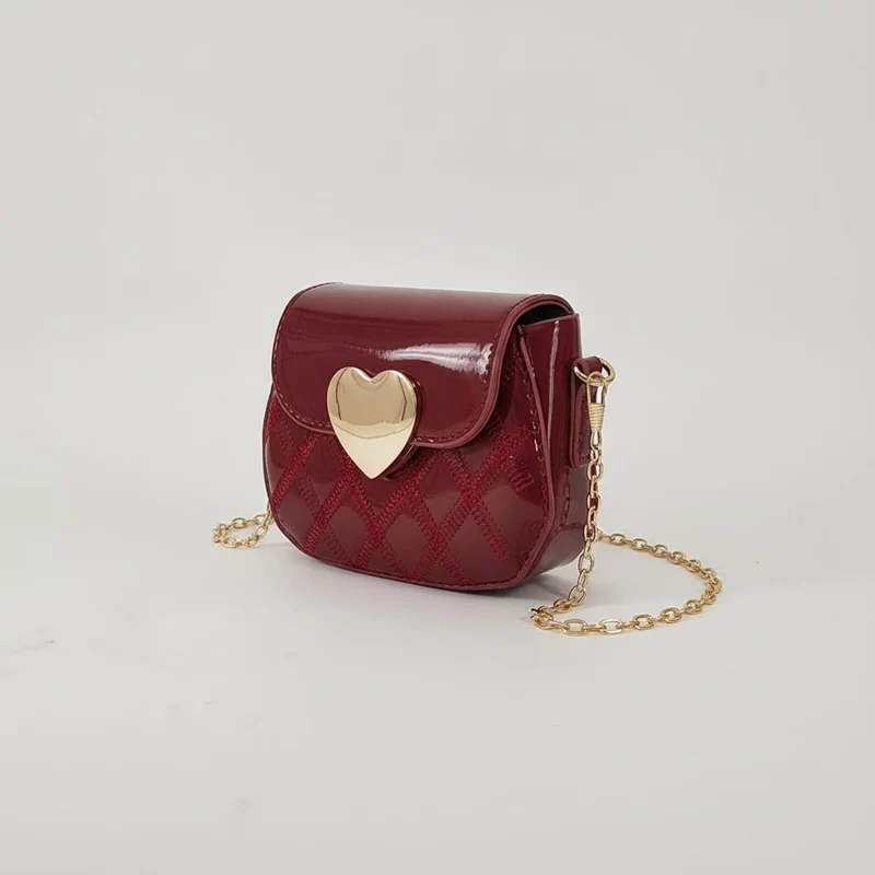Borsetta lucida con cuore metallico - Rosso