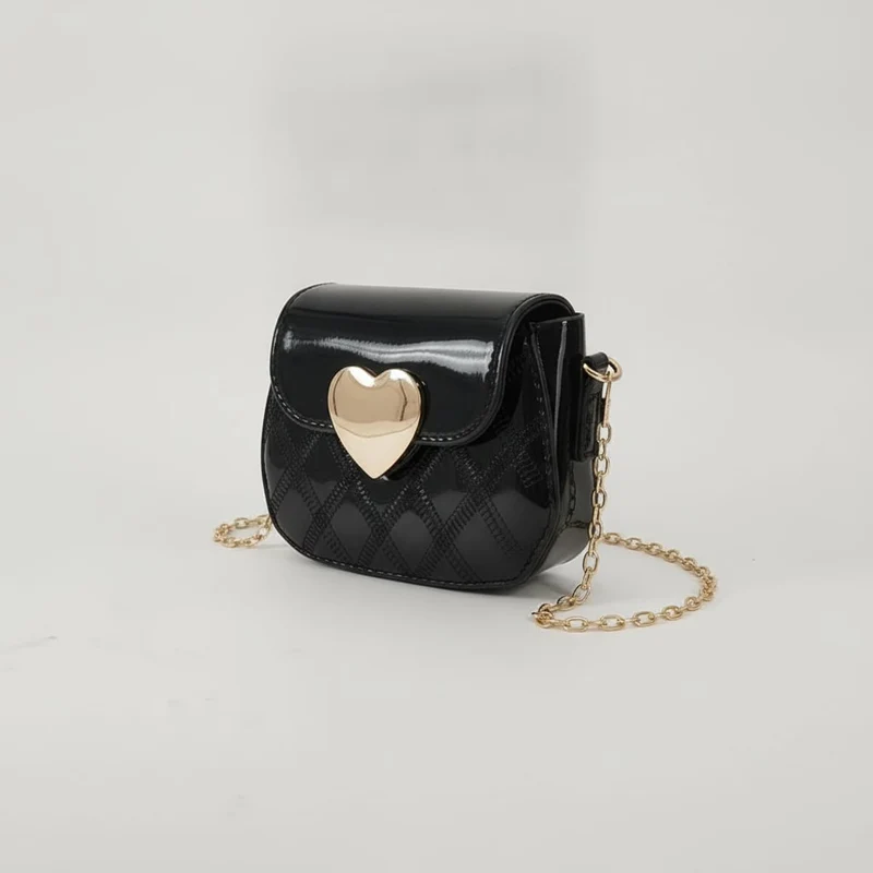Borsetta lucida con cuore metallico - Nero