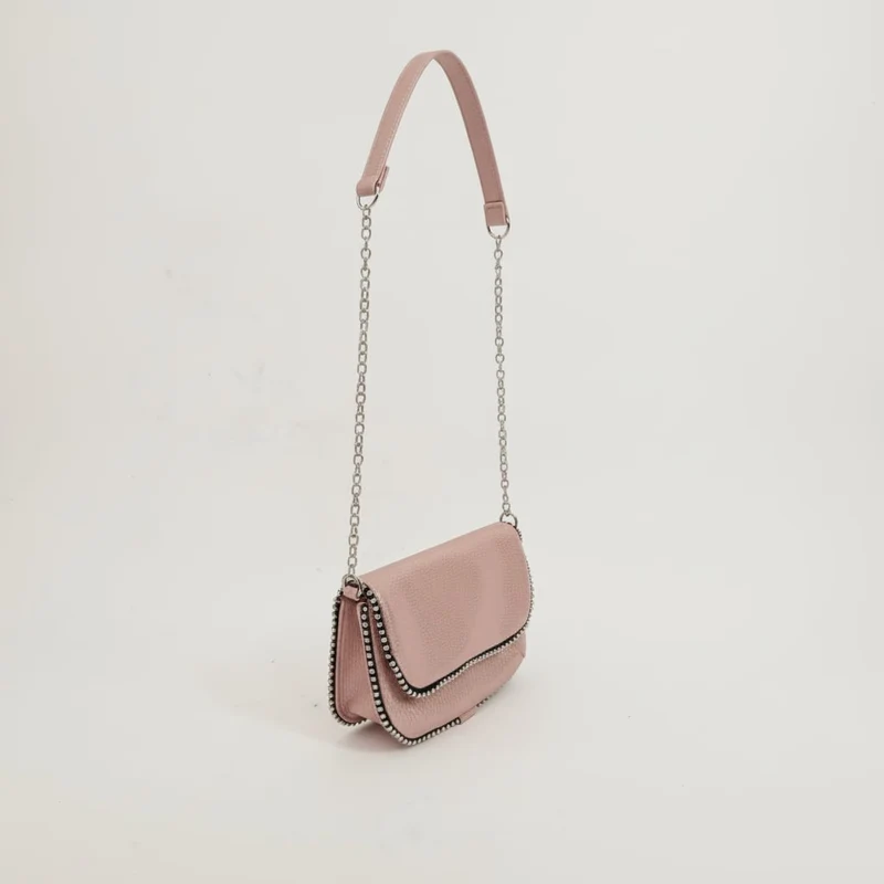 Borsetta metallizzata con borchie e tracolla - Rosa