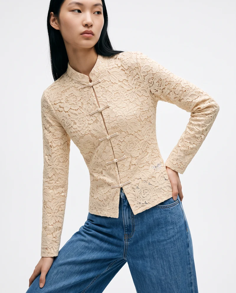 Camicia in pizzo con colletto alla coreana e alamari - Beige