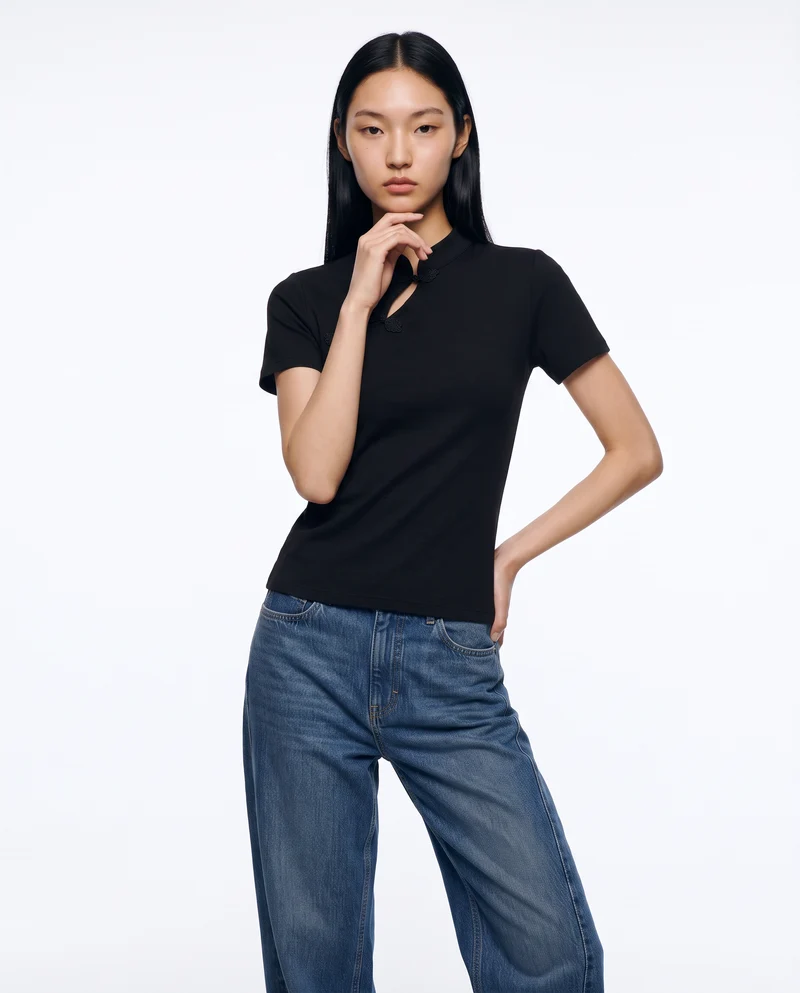 Maglia mezza manica asimmetrica con collo alla coreana e alamari - Nero