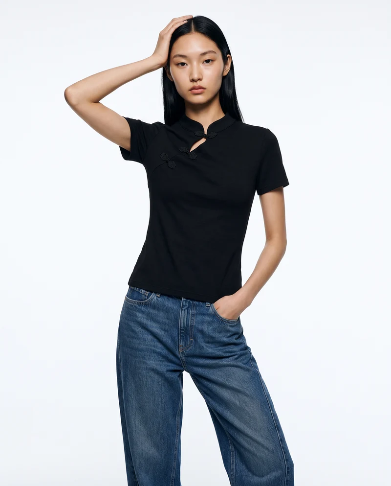 Maglia mezza manica asimmetrica con collo alla coreana e alamari - Nero