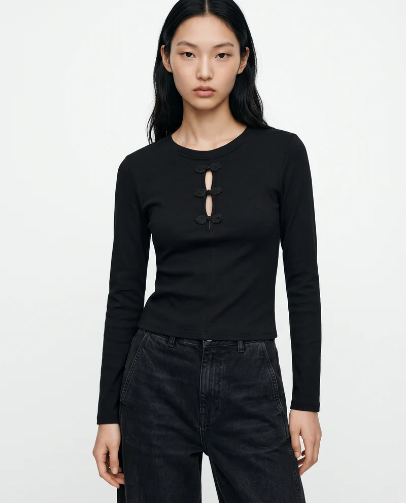 Maglia manica lunga con apertura a goccia e alamari - Nero
