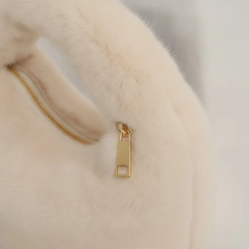 Borsa a mano in finta pelliccia - Beige