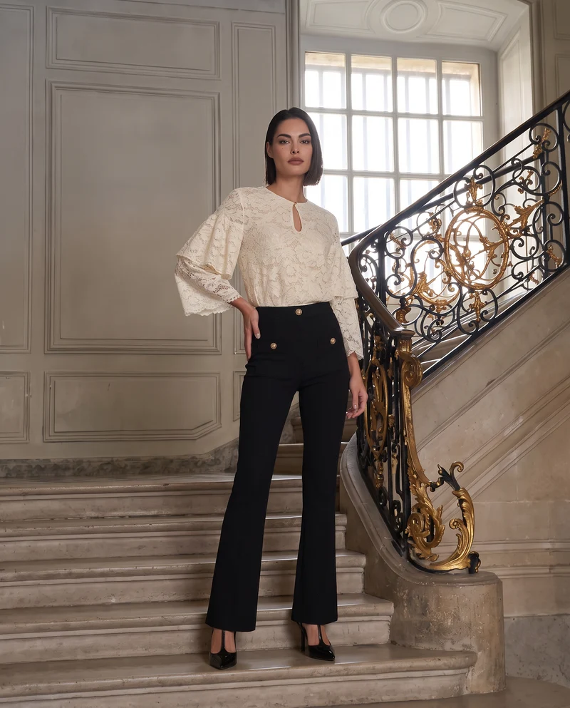 Casacca in pizzo con maniche a campana e scollo a goccia - Bianco latte