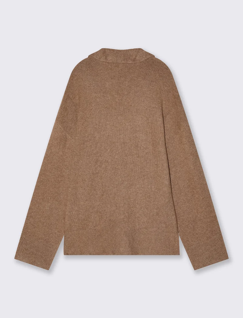 Maglione con scollo a V e tasche davanti - Cammello