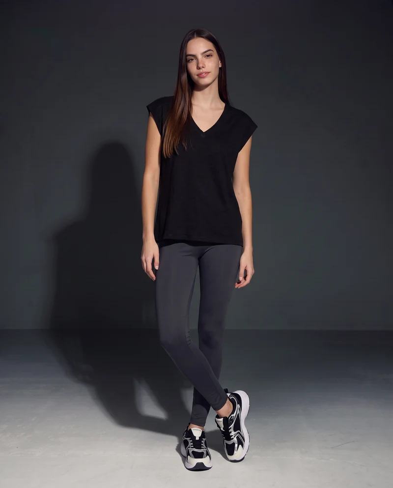 T-Shirt Basica in Cotone con Scollo a V - Nero