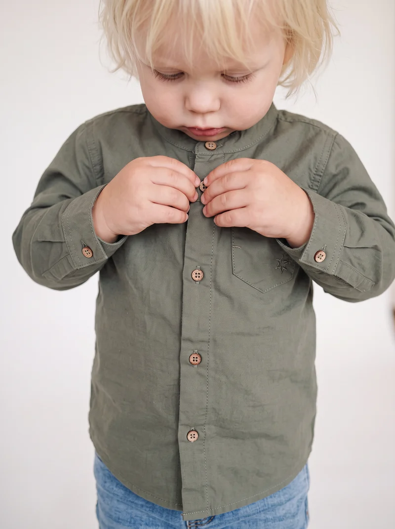 Camicia basica con taschino e ricamo - Verde militare