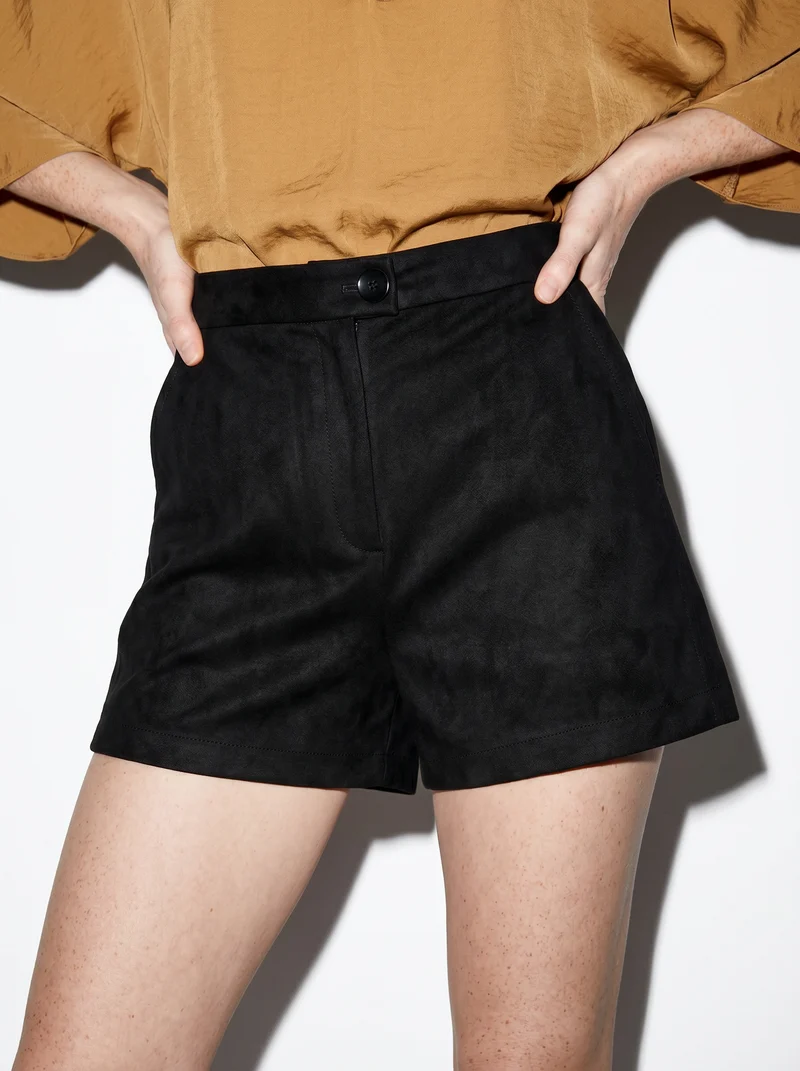 Short in suede con vita media e bottone - Nero