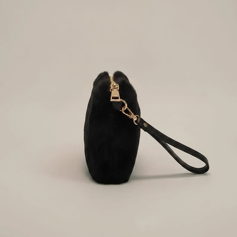 Pochette in finta pelliccia con maniglia - Nero
