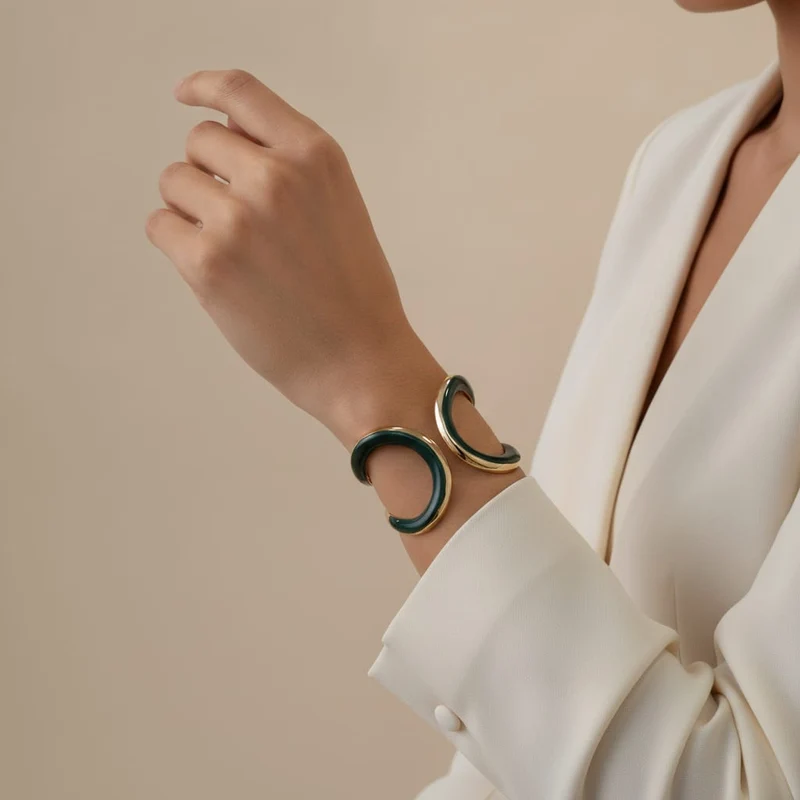 Bracciale rigido con dettaglio smaltato - Verde scuro