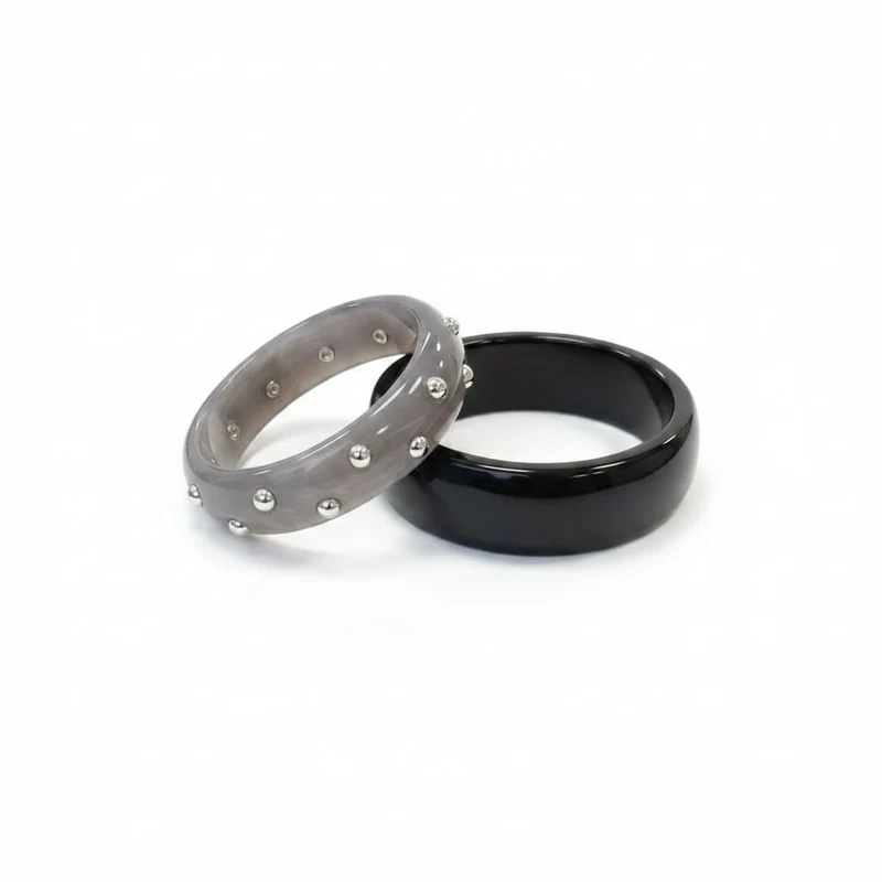Bracciali rigidi in plastica con borchie - Nero