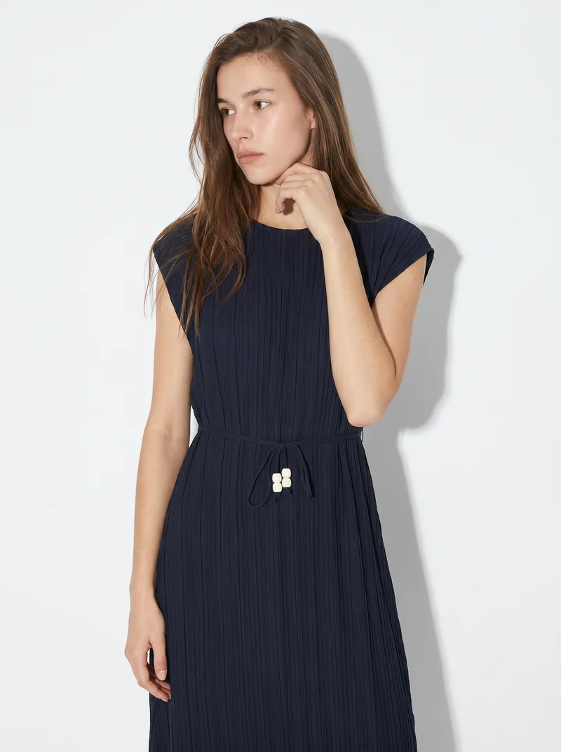 Abito midi plissé con cintura e spalline - Blu