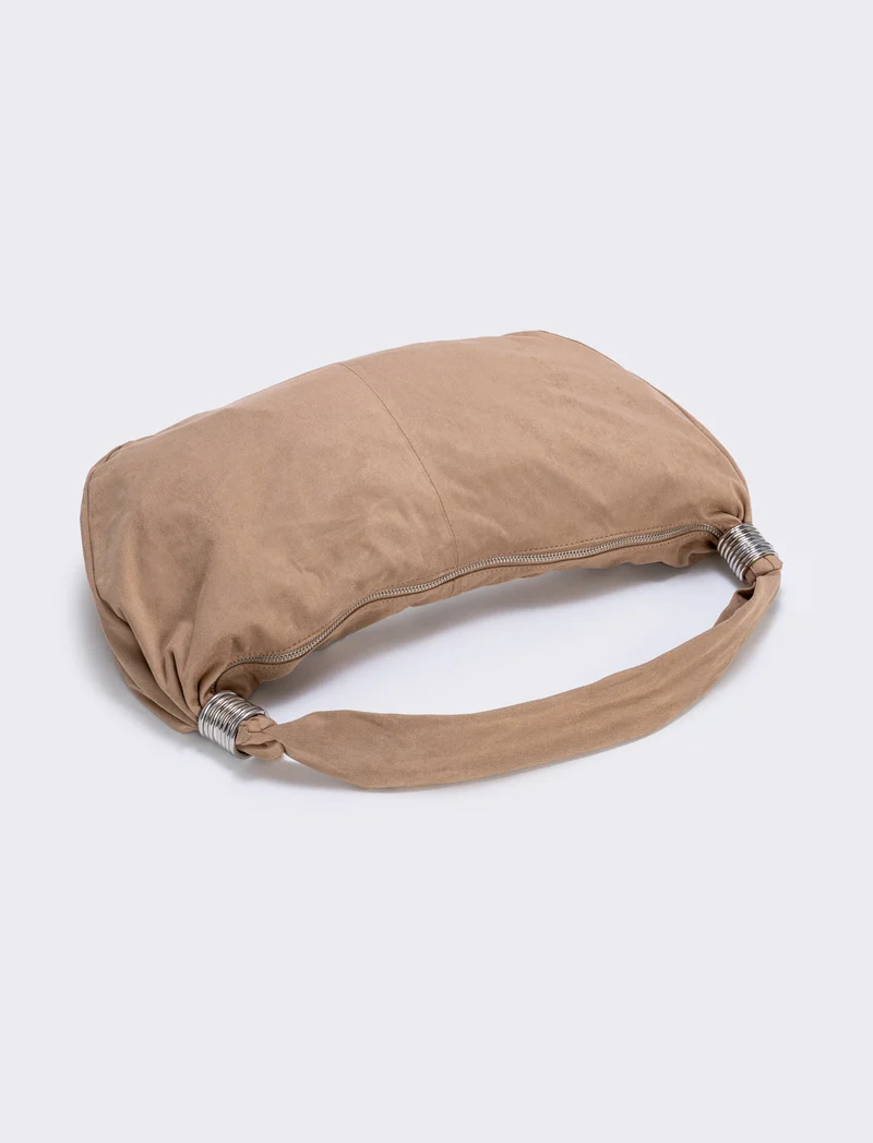 Borsa mezzaluna in suede con anelli - Beige