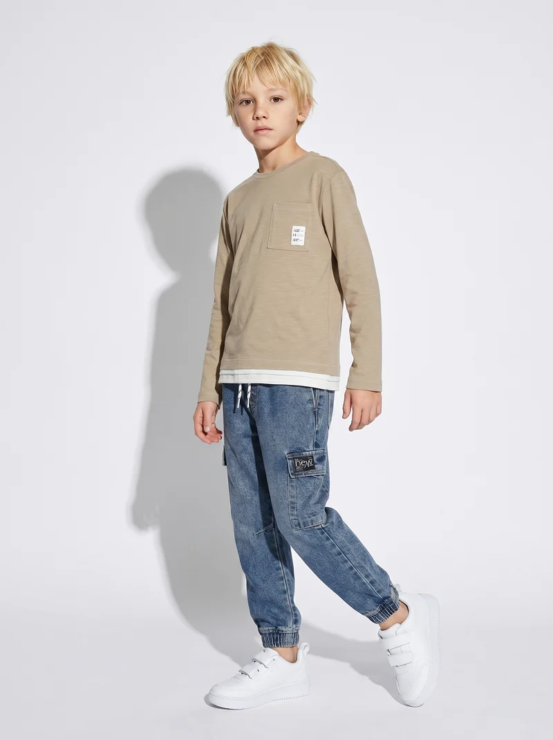 T-shirt con taschino e patch colorato - Beige