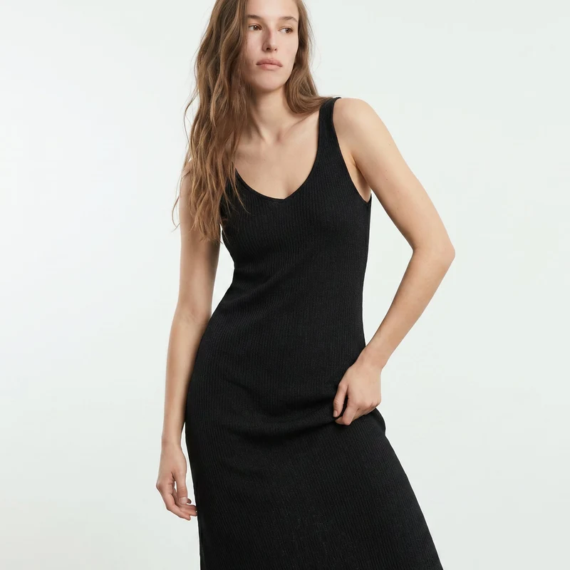 Vestito lungo smanicato con scollo a V - Nero