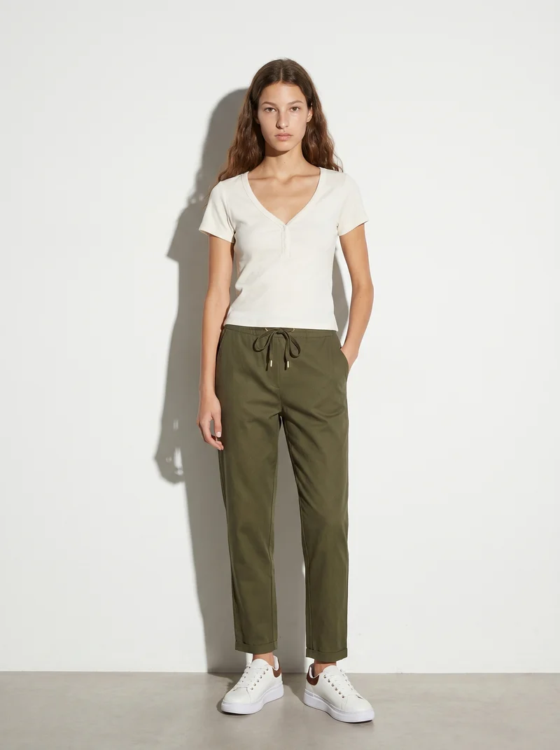 T-Shirt in Cotone con Scollo a V e Bottoni - Bianco latte