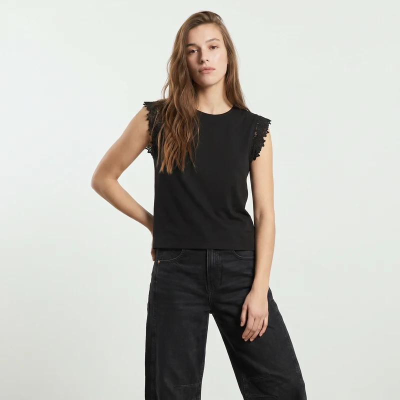 T-shirt in pizzo per donne eleganti - Nero