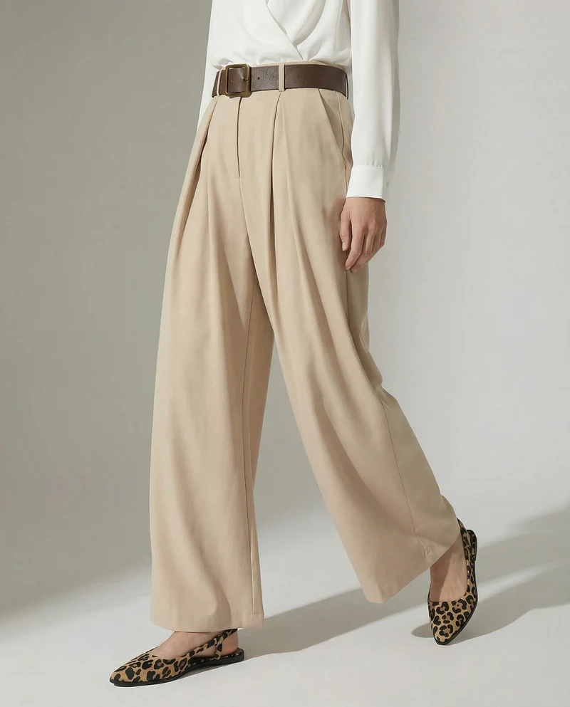 Pantaloni con pieghe e cintura - Beige