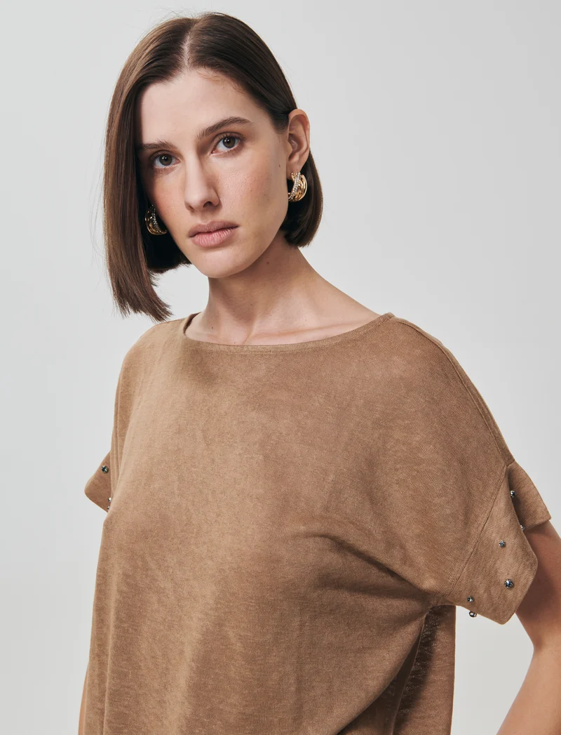 T-Shirt con Strass e Scollo a Barca - Cammello