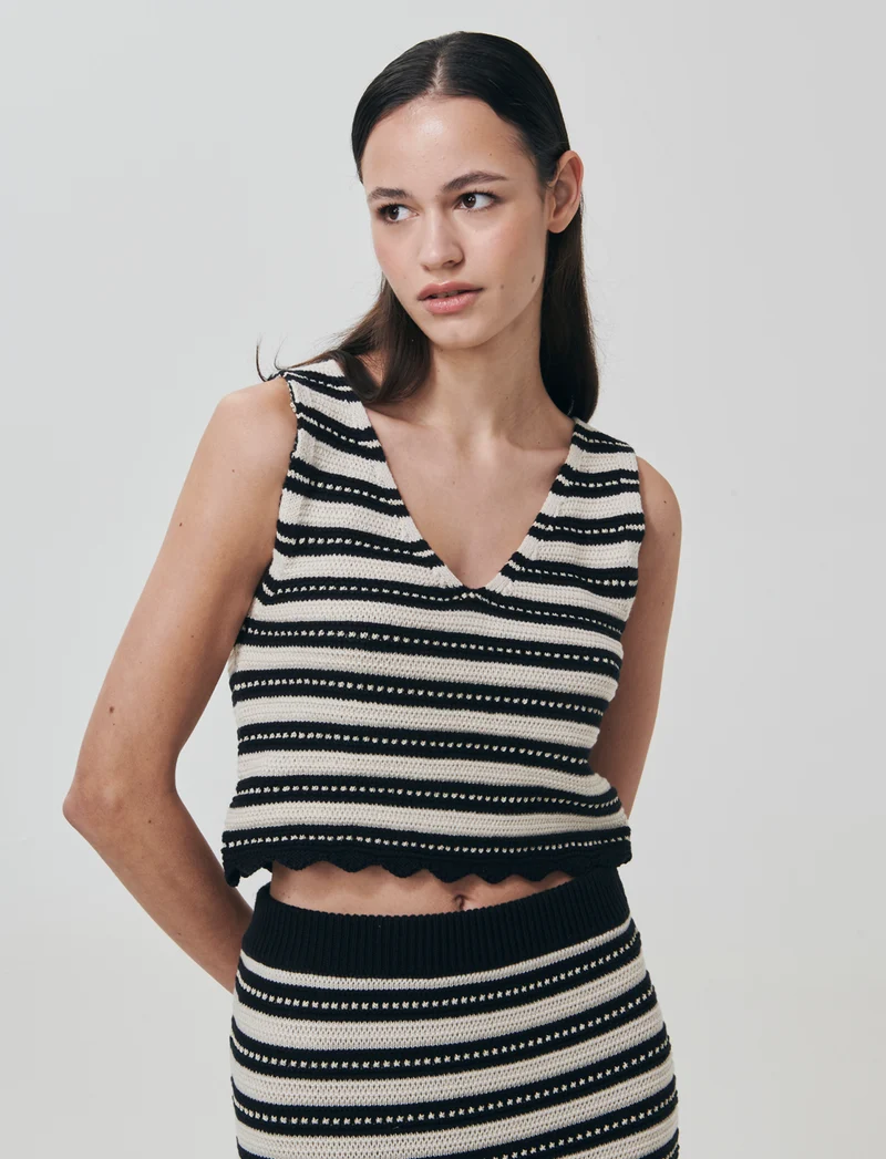 Canotta corta in crochet con scollo a V - var 1