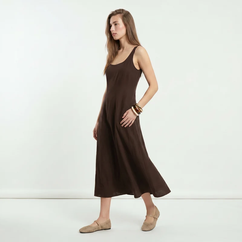 Vestito lungo smanicato con tagli e svaso - Marrone cioccolato