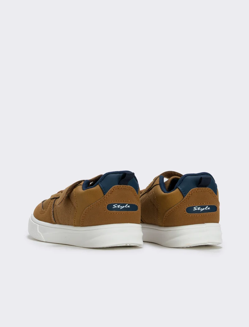 Sneakers da bambino con lacci e strappi - Cammello