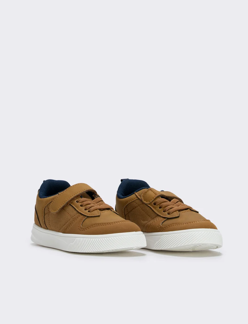 Sneakers da bambino con lacci e strappi - Cammello