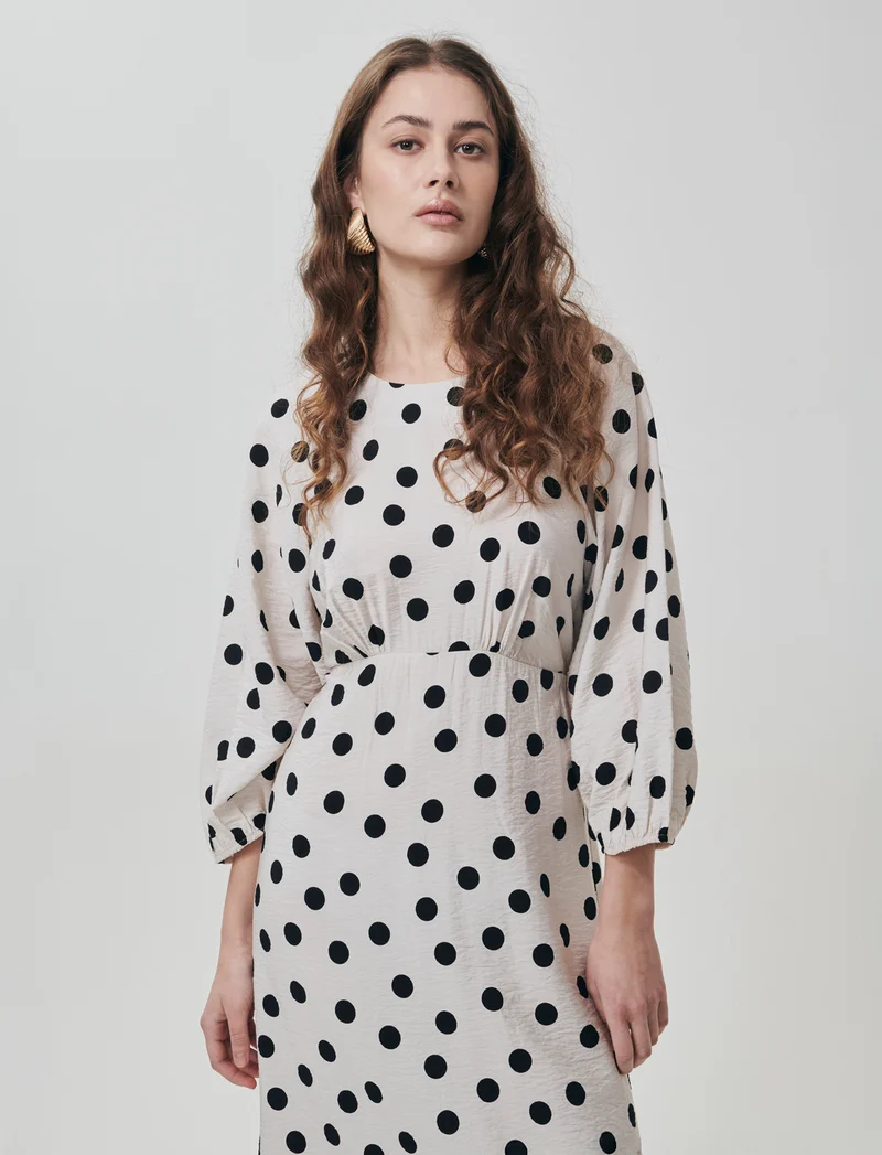 Vestito lungo con maniche e laccetto vita - var 1