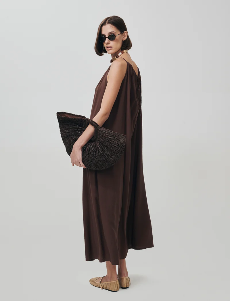 Vestito lungo con collo arricciato e svasato - Marrone cioccolato
