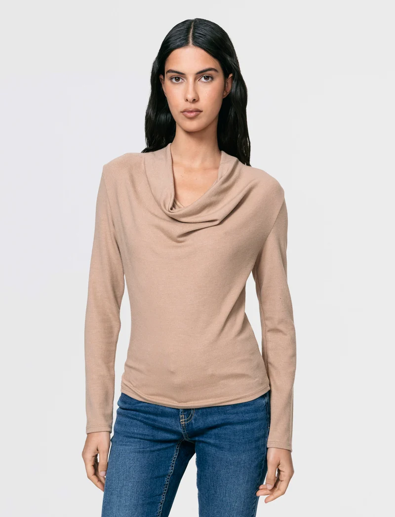 Maglia in tessuto morbido con scollo drappeggiato - Cammello