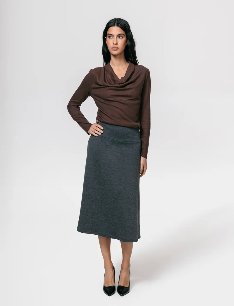 Maglia in tessuto morbido con scollo drappeggiato - Moro