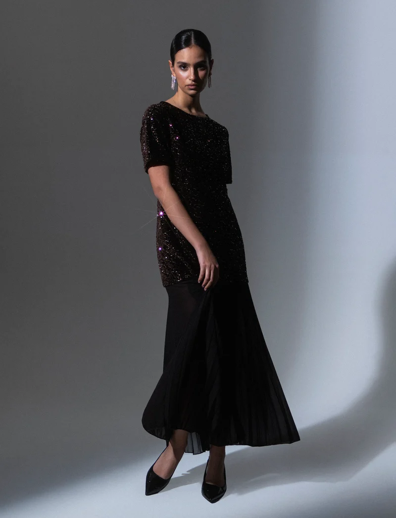 Vestito con maniche corte in paillettes e georgette plisset - Moro
