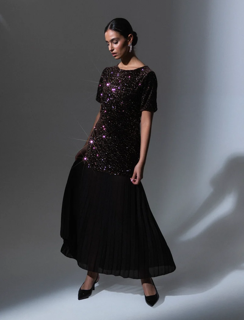 Vestito con maniche corte in paillettes e georgette plisset - Moro