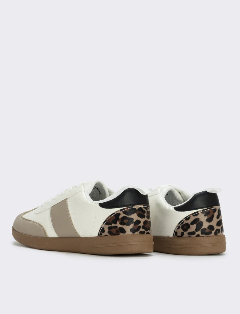 Sneakers bianche con elementi a contrasto - Bianco