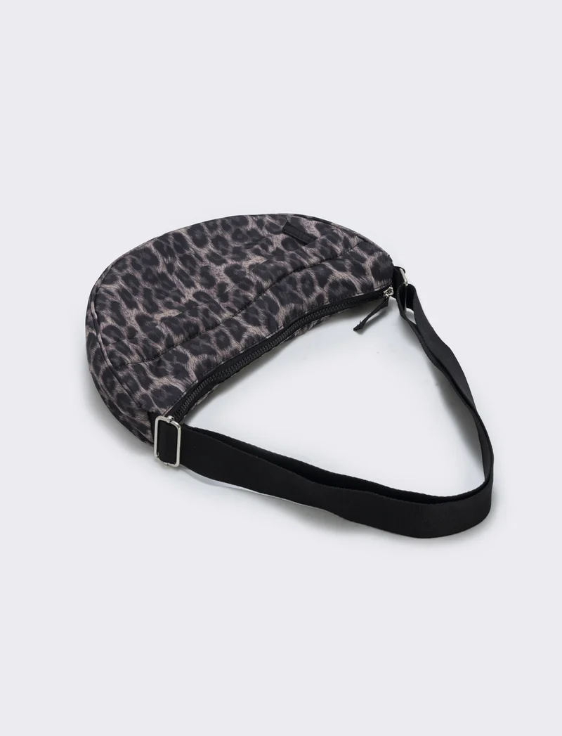 Borsa mezzaluna in nylon con tracolla - Leopardato