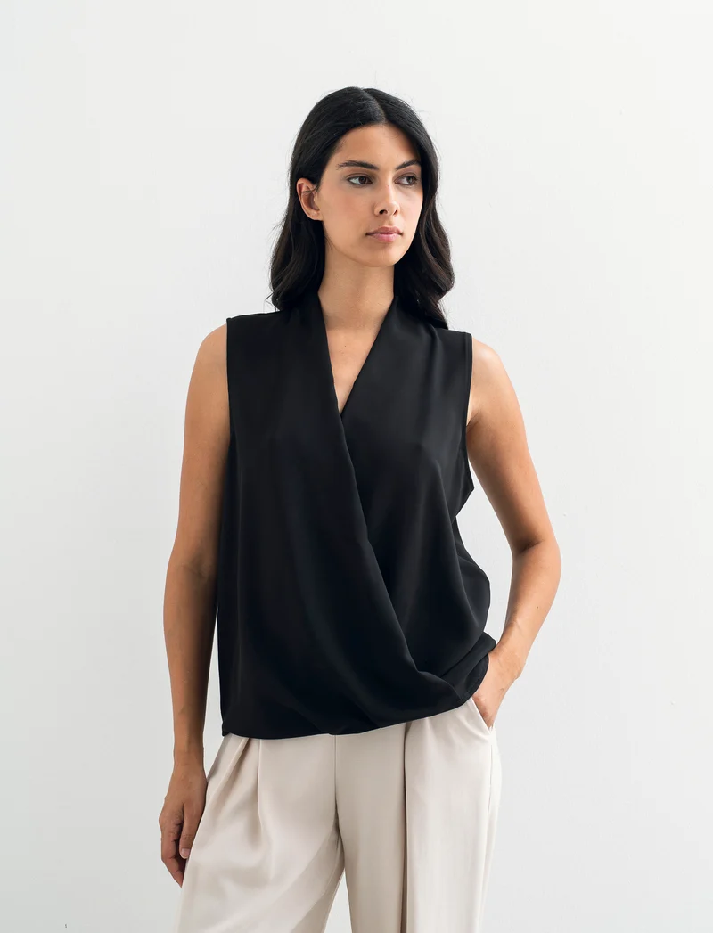Top smanicato con scollo a V - Nero