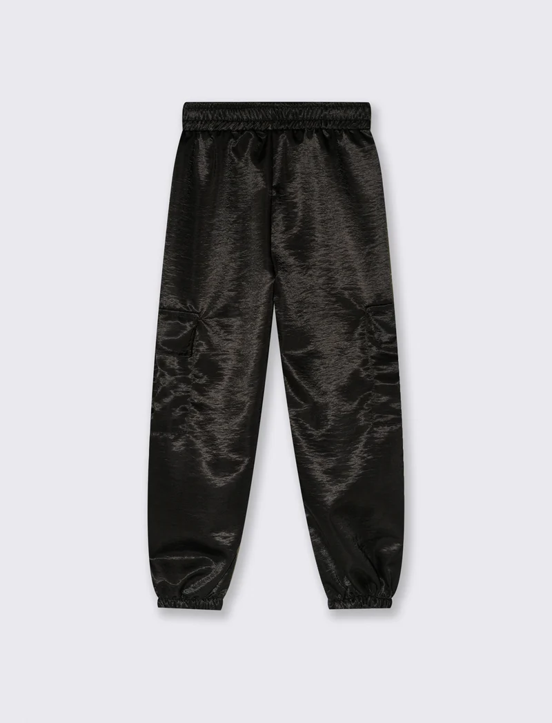 Pantaloni in tessuto lucido. - Nero