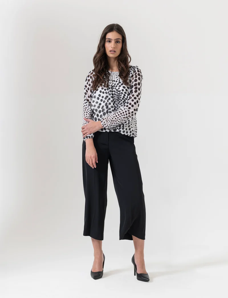 Blusa ampia in tessuto leggero con stampa e fiocco su una spalla. - Bianco-nero