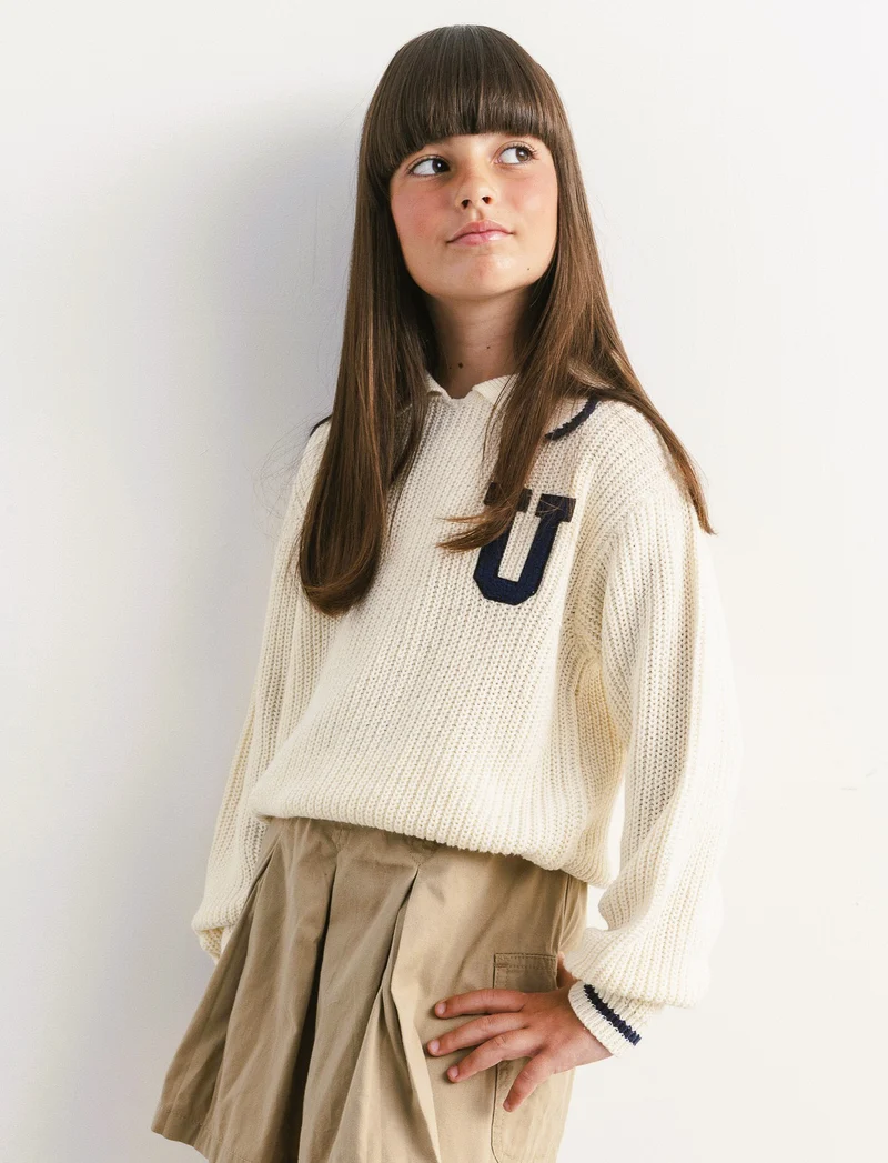 Pullover da bambina stile college. - Beige