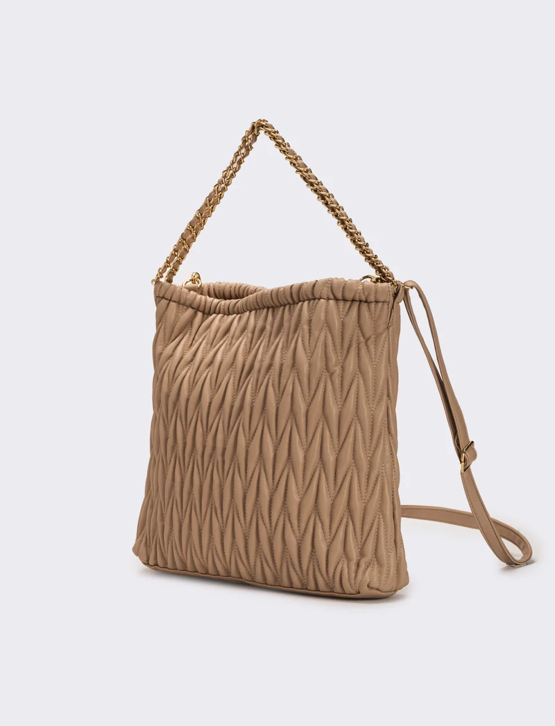 Shopping goffrata con patta e tracolla catena infilata - Beige